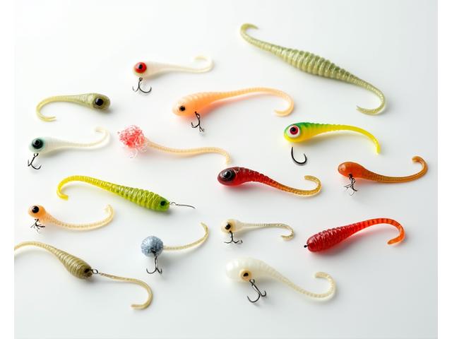 Colección de pequeños señuelos de pesca BFS: micro jigs, crankbaits diminutos y pequeños vinilos coloridos.