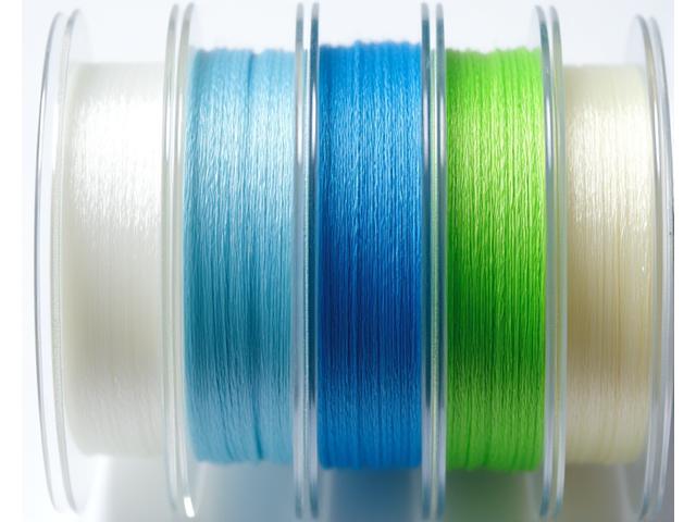 Bobinas de sedales de pesca de diferentes grosores y colores, incluyendo fluorocarbono, trenzado y monofilamento.